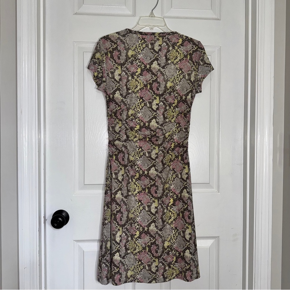 Nine West Pastel Snakeskin Patterned Knee Length Dress with Ruched Waist size S - Picture 10 of 10